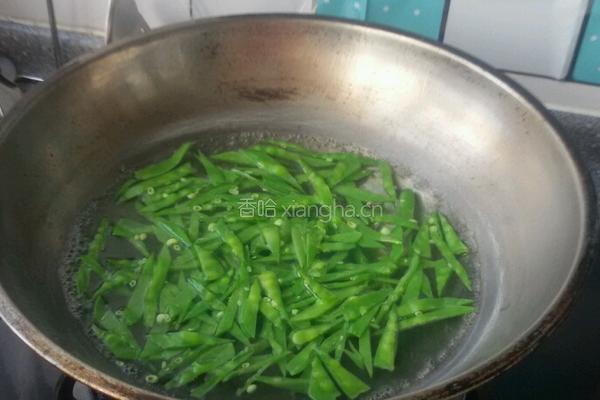 荷兰豆拌腐竹的做法图解2