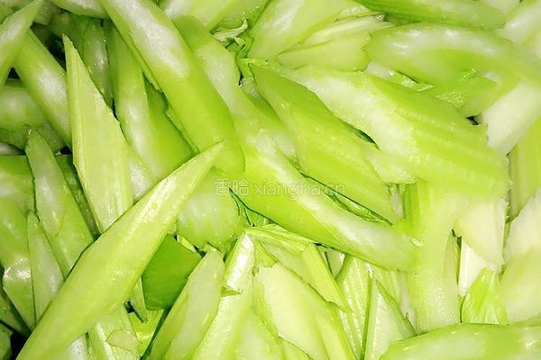 腊肉炒西芹的做法图解5
