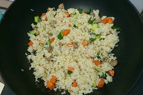 蔬菜肉丁炒饭的做法图解7