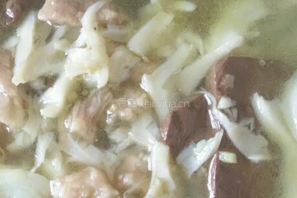平菇猪血滑肉汤的做法图解4
