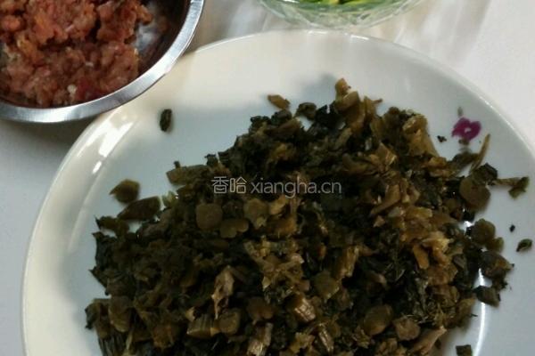 雪里蕻炒肉末毛豆的做法图解1