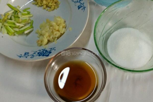 雪里蕻炒肉末毛豆的做法图解2