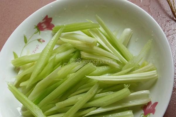 素炒芹菜胡萝卜腐竹的做法图解5