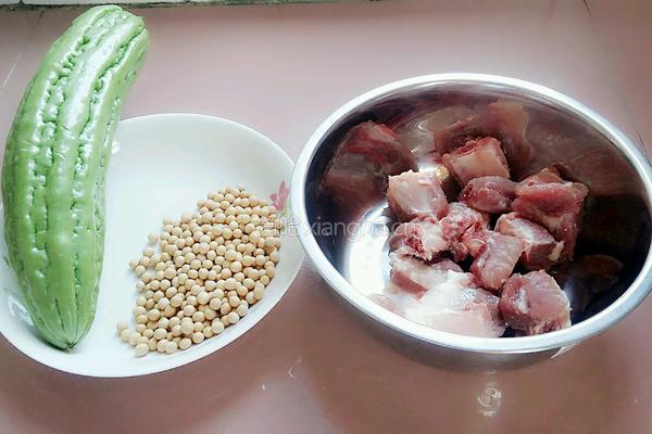 苦瓜黄豆排骨汤的做法图解1