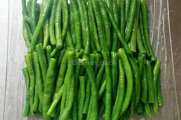 蒜蓉豇豆的做法图解2