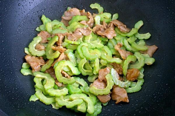 苦瓜炒肉的做法图解4