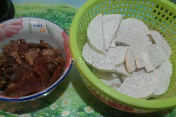 腊肉蒸香芋的做法图解2