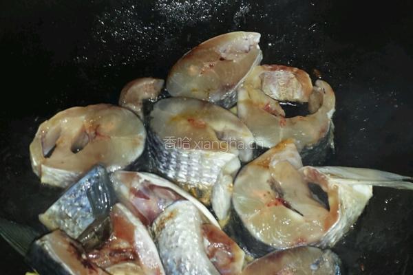 黄豆酱焖乌鱼的做法图解1