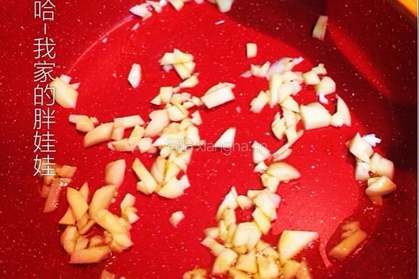 蒜香土豆炒香肠的做法图解2