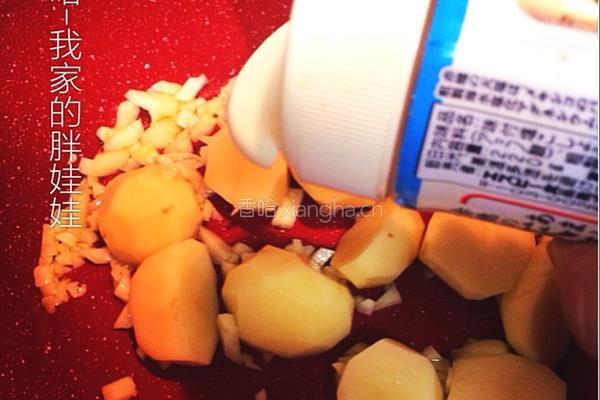 蒜香土豆炒香肠的做法图解4