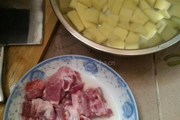 土豆炖排骨的做法图解1