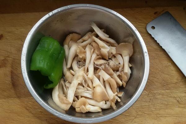 蚝油鸡腿菇的做法图解1