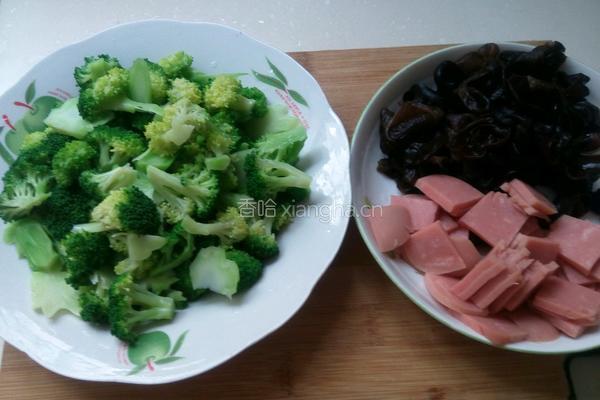 木耳火腿西兰花的做法图解1