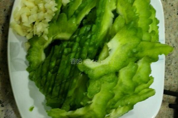 板筋肉炒苦瓜#有奖征文#的做法图解1