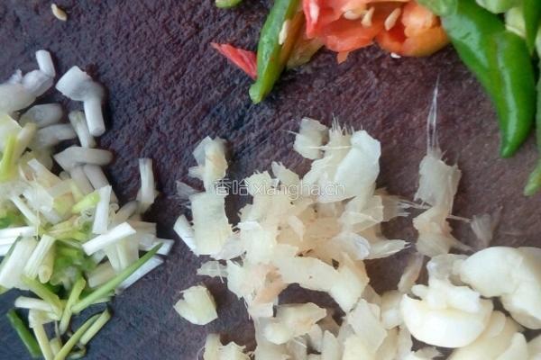 葫萝卜炒卤鸭肉的做法图解3