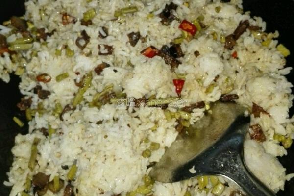 泡豇豆香肠炒饭的做法图解4