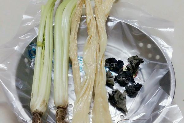 黑木耳芹菜炒腐竹的做法图解1