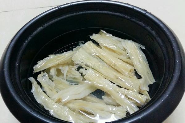 黑木耳芹菜炒腐竹的做法图解3