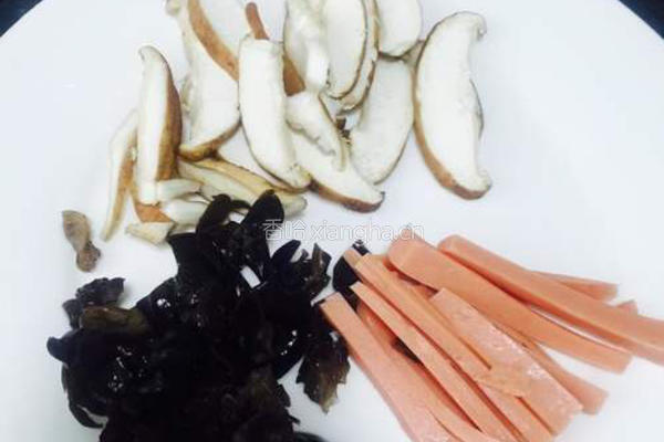 虾仁火腿香菇打卤面的做法图解2