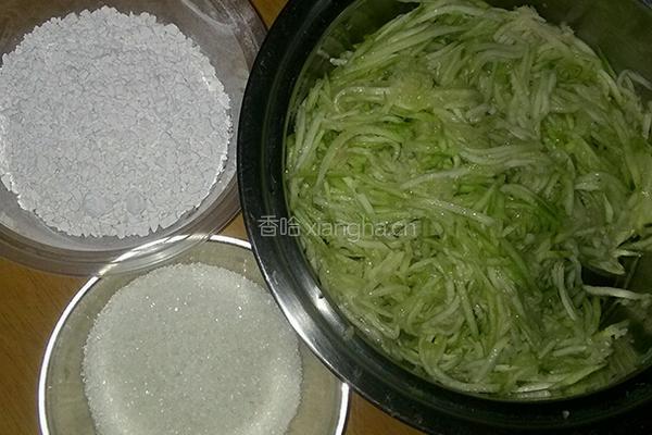 丝瓜烙的做法图解1