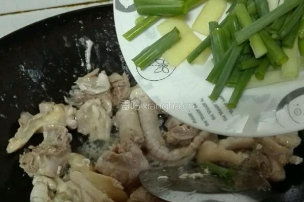 小鸡炖蘑菇粉条的做法图解3