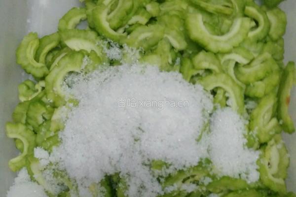 糖腌苦瓜的做法图解2