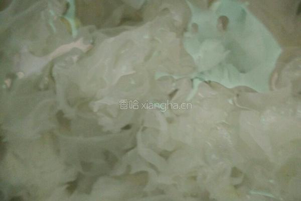 银耳莲子羹的做法图解2