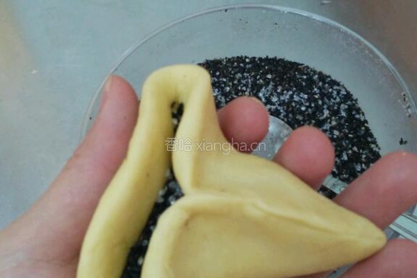 黑芝麻白糖三角包的做法图解2