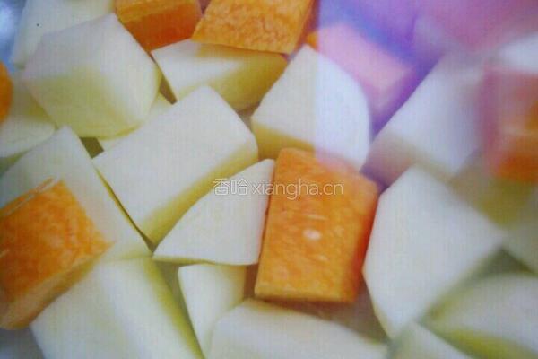 土豆红萝卜鱼蛋鸡翅咖喱的做法图解2