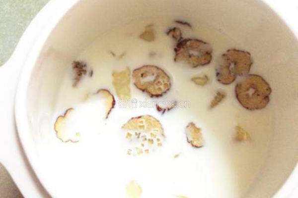 花胶炖红枣牛奶的做法图解4