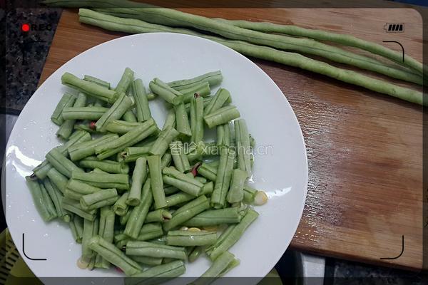 蒜香豆角炒肉丝的做法图解1