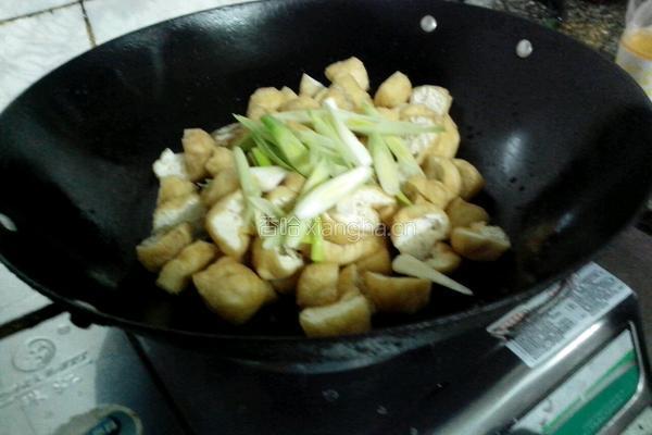 蒜煮油豆腐的做法图解3
