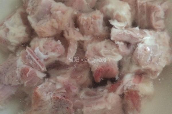 土豆炖排骨的做法图解1