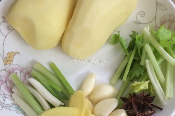 土豆炖排骨的做法图解2