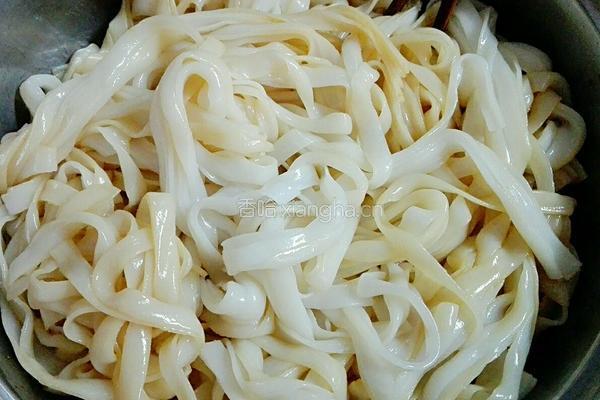 豆芽炒河粉的做法图解1