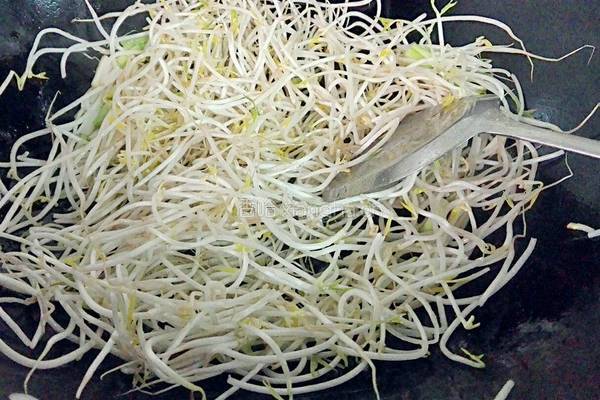 豆芽炒河粉的做法图解5