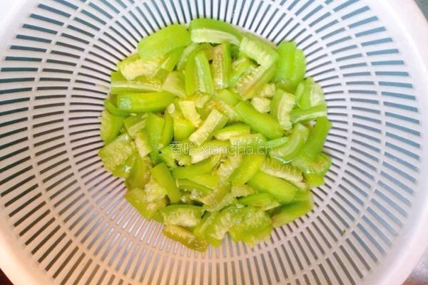 丝瓜炒鸡蛋(排骨汤版)的做法图解4