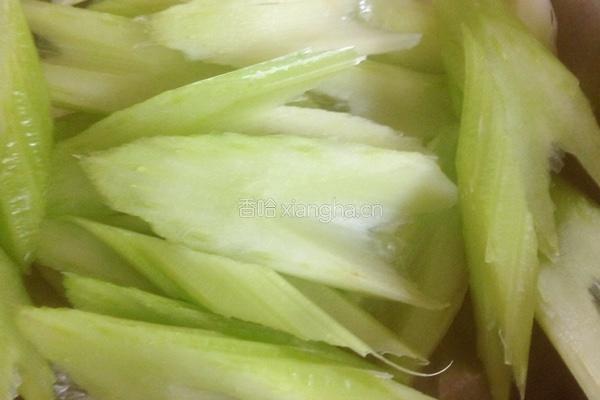荸荠西芹炒瘦肉的做法图解1