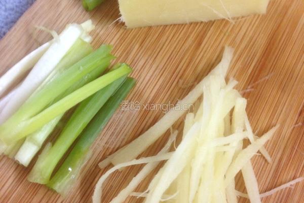 荸荠西芹炒瘦肉的做法图解3