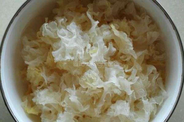 银耳莲子枸杞羹的做法图解1