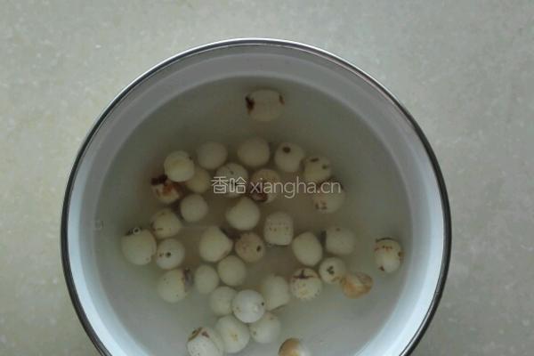 银耳莲子枸杞羹的做法图解2