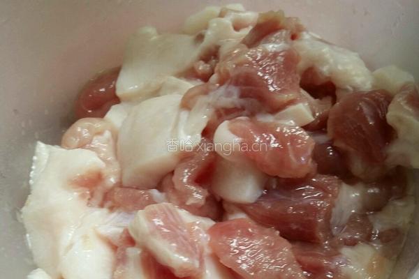 西兰花胡萝卜腐竹炒肉的做法图解5