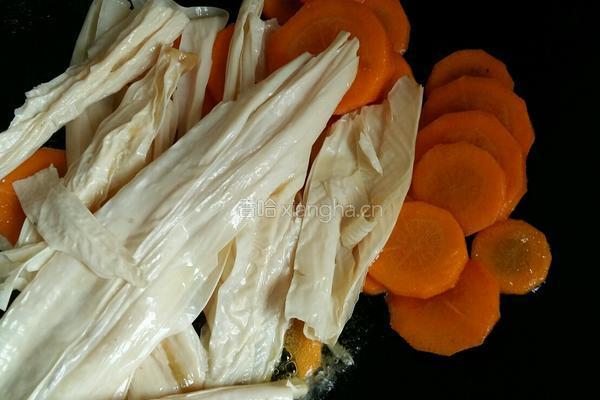 西兰花胡萝卜腐竹炒肉的做法图解8
