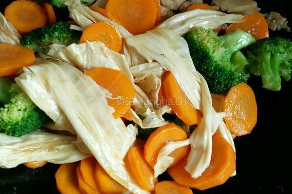 西兰花胡萝卜腐竹炒肉的做法图解11