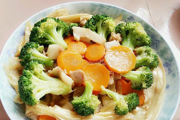 西兰花胡萝卜腐竹炒肉的做法图解12