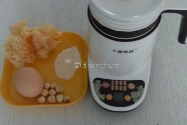银耳莲子鸡蛋糖水的做法图解1