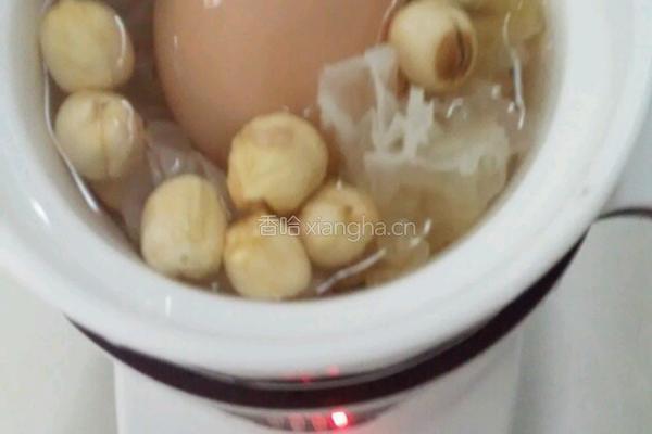 银耳莲子鸡蛋糖水的做法图解2