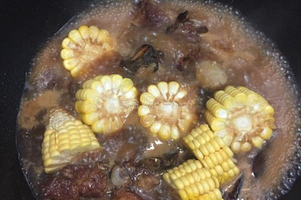 玉米烧排骨的做法图解2