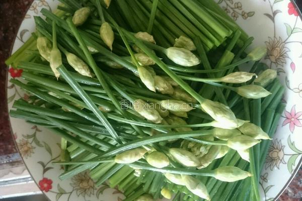 韭菜花炒肉的做法图解2