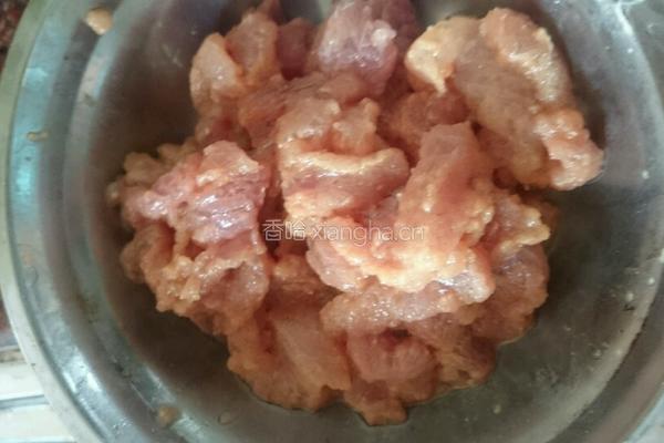韭菜花炒肉的做法图解3